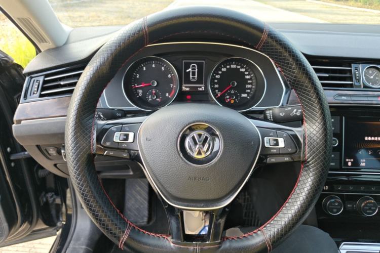 Used Volkswagen Magotan 2019 330TSI DSG Luxury Model China V Standard Steering Wheel