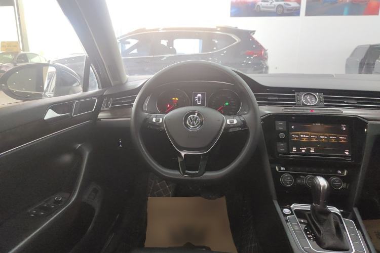 Used Volkswagen Magotan 2019 330TSI DSG Luxury Version China VI Standard Steering Wheel