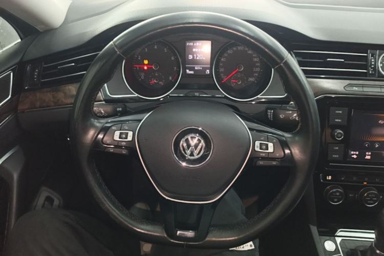 Used Volkswagen Magotan 2019 330TSI DSG Luxury Version China VI Standard Steering Wheel