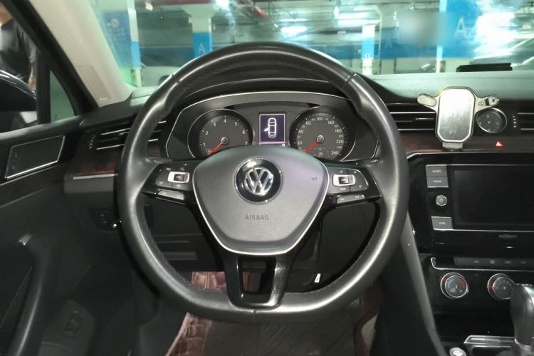 Used Volkswagen Magotan 2019 330TSI DSG Leading Model China VI Standard Steering Wheel