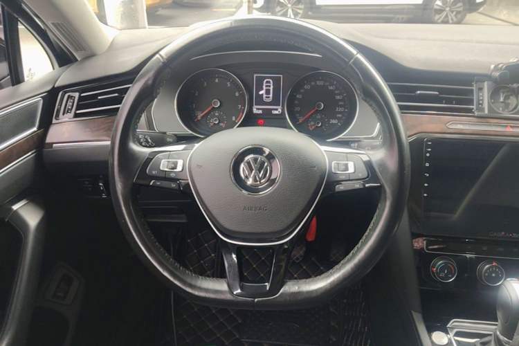 Used Volkswagen Magotan 2019 330TSI DSG Leading Model China VI Standard Steering Wheel