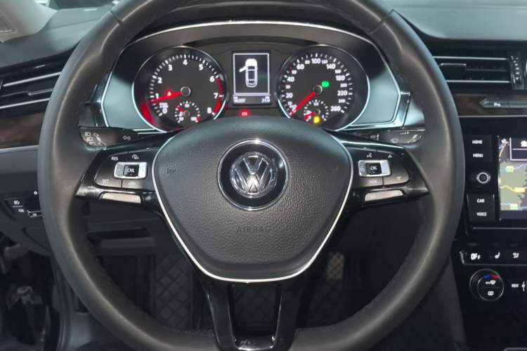 Used Volkswagen Magotan 2019 330TSI DSG Luxury Version China VI Standard Steering Wheel