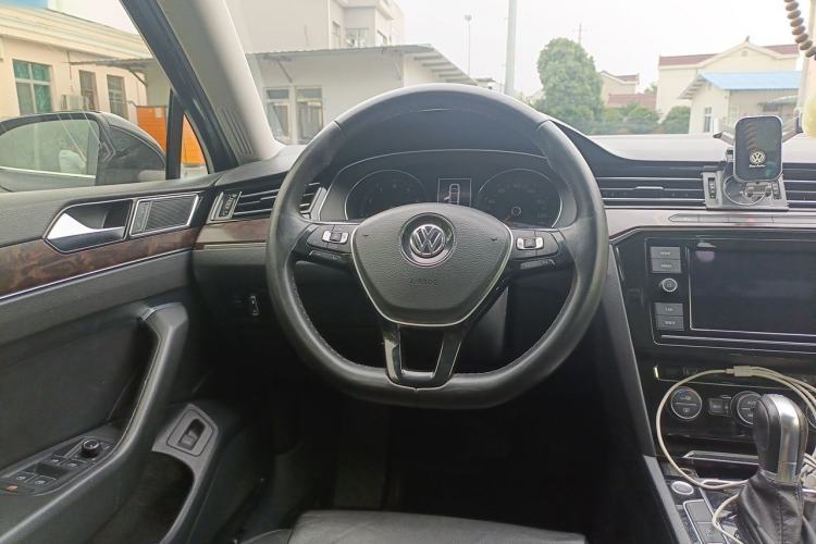 Used Volkswagen Magotan 2019 330TSI DSG Luxury Version China VI Standard Steering Wheel