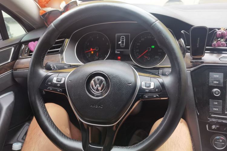Used Volkswagen Magotan 2019 330TSI DSG Luxury Version China VI Standard Steering Wheel