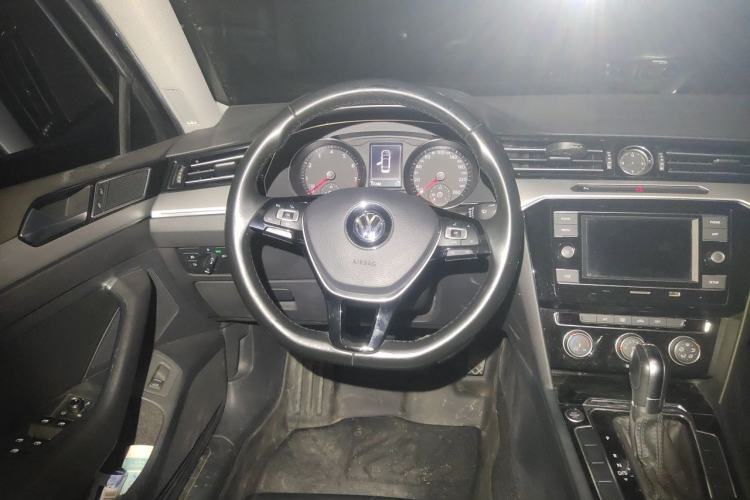 Used Volkswagen Magotan 2019 330TSI DSG Leading Model China VI Standard Steering Wheel