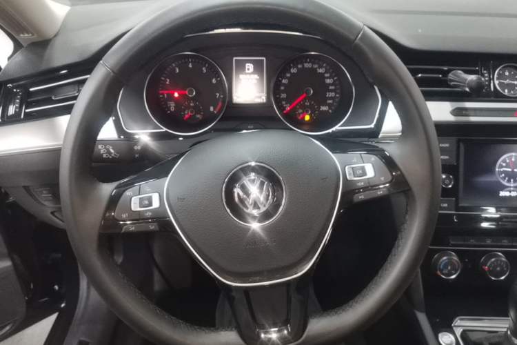 Used Volkswagen Magotan 2019 330TSI DSG Leading Edition China V Standard Steering Wheel
