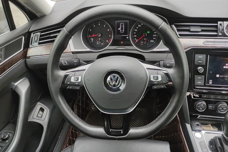 Used Volkswagen Magotan 2019 330TSI DSG Luxury Version China VI Standard Steering Wheel