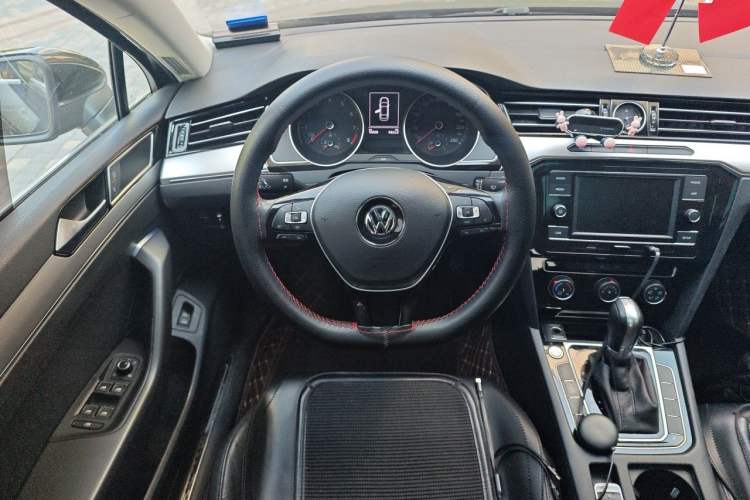 Used Volkswagen Magotan 2019 330TSI DSG Leading Model China VI Standard Steering Wheel