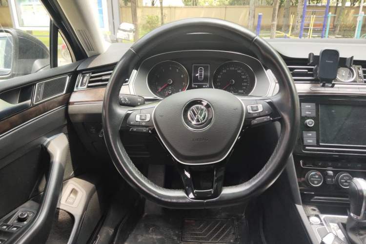 Used Volkswagen Magotan 2019 330TSI DSG Luxury Version China VI Standard Steering Wheel