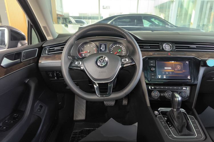 Used Volkswagen Magotan 2019 330TSI DSG Luxury Version China VI Standard Steering Wheel