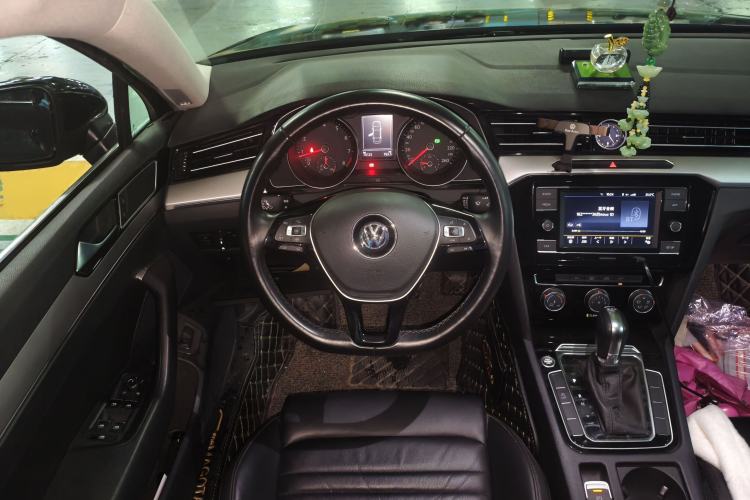 Used Volkswagen Magotan 2019 330TSI DSG Leading Edition China V Standard Steering Wheel