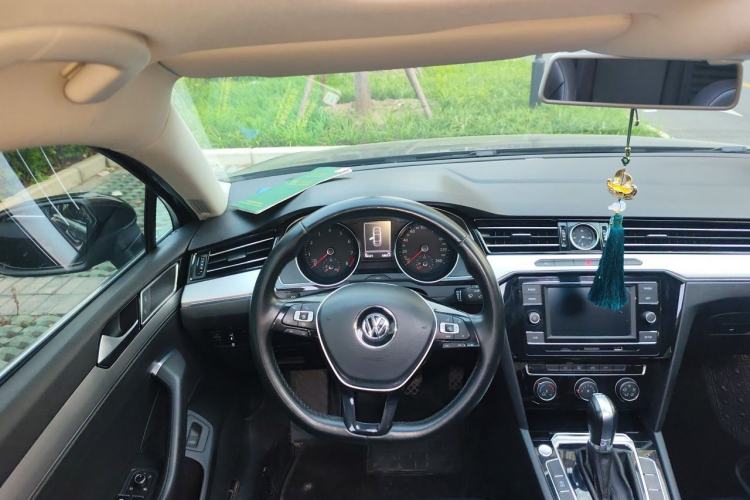 Used Volkswagen Magotan 2019 330TSI DSG Leading Edition China V Standard Steering Wheel
