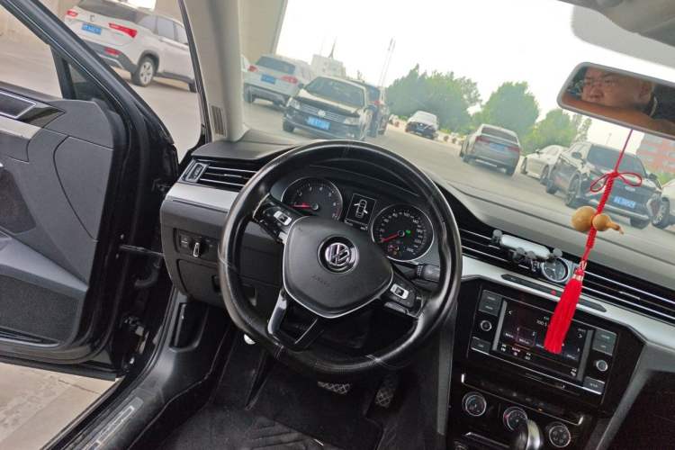 Used Volkswagen Magotan 2019 330TSI DSG Leading Model China VI Standard Steering Wheel