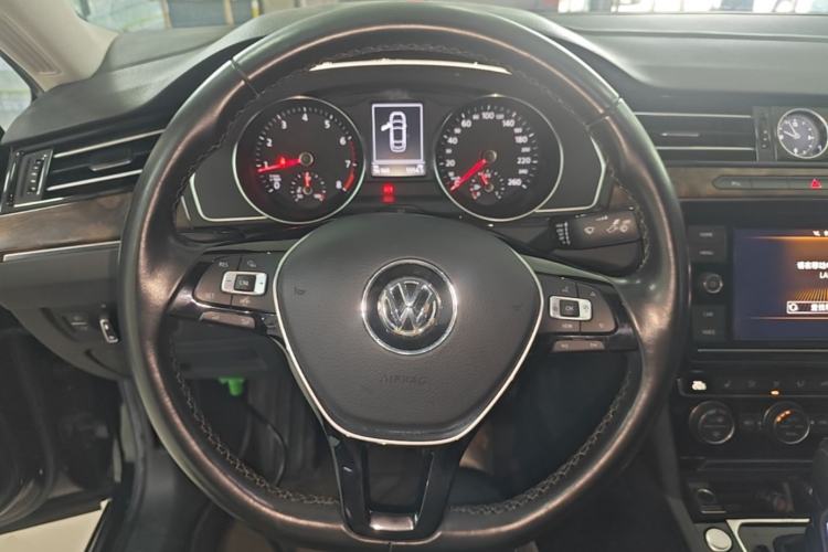 Used Volkswagen Magotan 2019 330TSI DSG Luxury Model China V Standard Steering Wheel