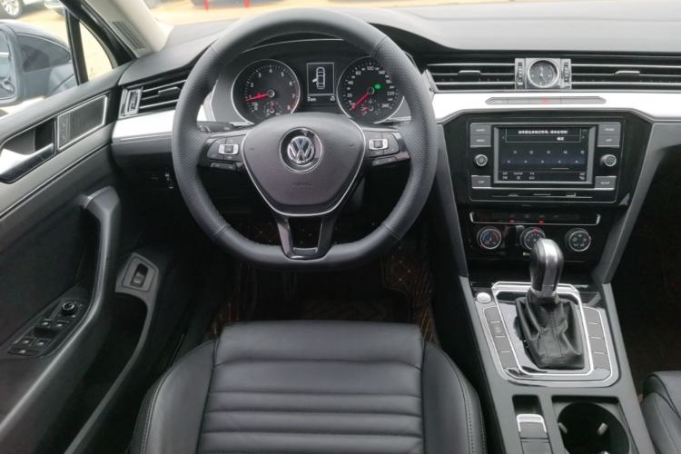 Used Volkswagen Magotan 2019 330TSI DSG Leading Model China VI Standard Steering Wheel