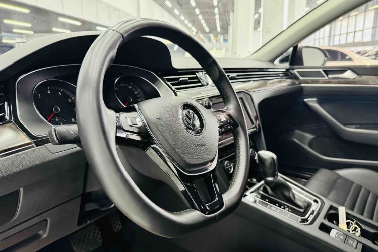 Used Volkswagen Magotan 2019 330TSI DSG Luxury Model China V Standard Steering Wheel