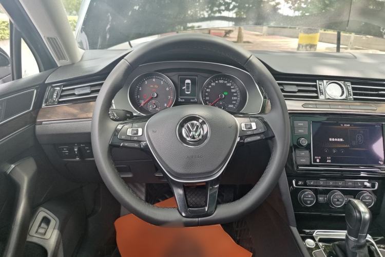 Used Volkswagen Magotan 2019 330TSI DSG Luxury Version China VI Standard Steering Wheel