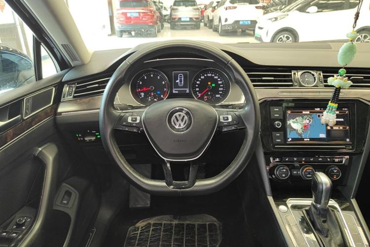 Used Volkswagen Magotan 2019 330TSI DSG Luxury Model China V Standard Steering Wheel