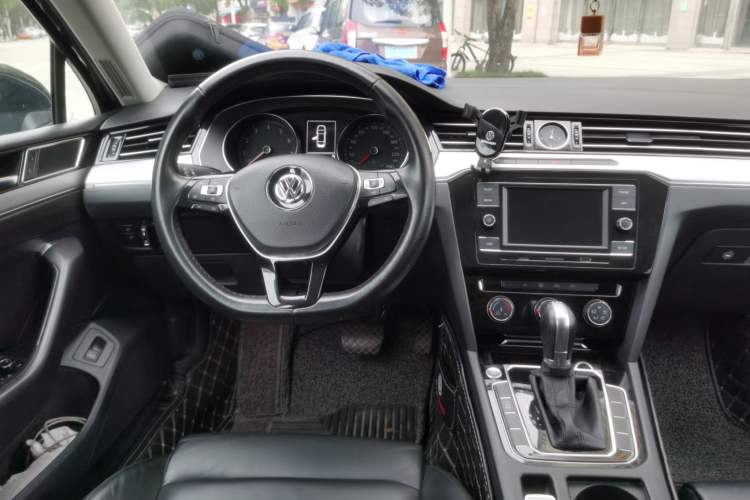 Used Volkswagen Magotan 2019 330TSI DSG Leading Edition China V Standard Steering Wheel