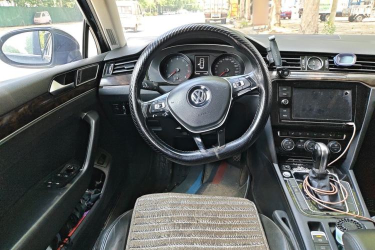 Used Volkswagen Magotan 2019 330TSI DSG Luxury Version China VI Standard Steering Wheel