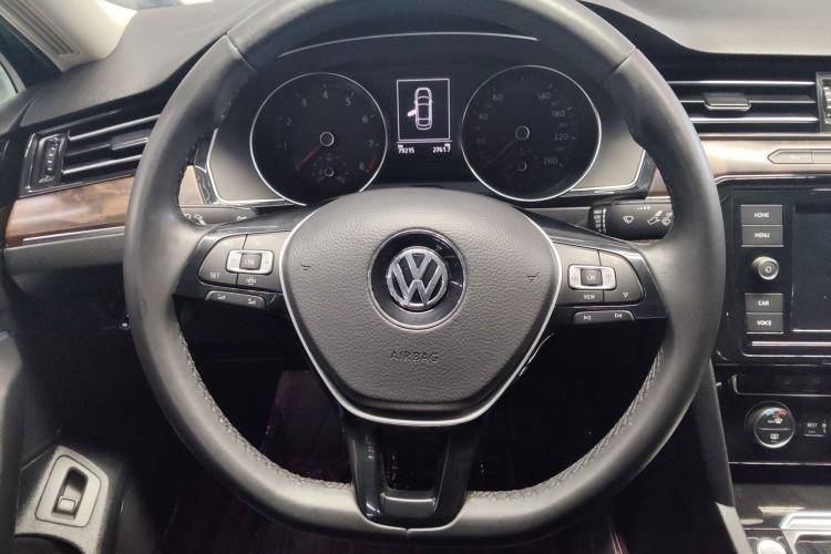 Used Volkswagen Magotan 2019 330TSI DSG Luxury Version China VI Standard Steering Wheel