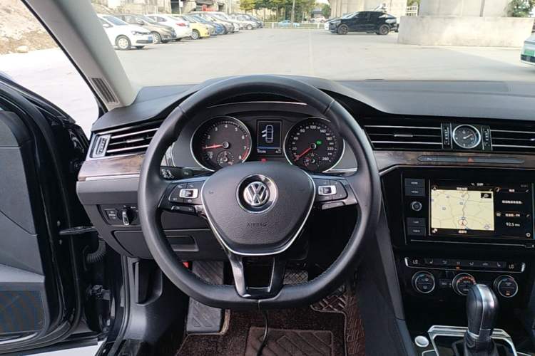 Used Volkswagen Magotan 2019 330TSI DSG Luxury Model China V Standard Steering Wheel