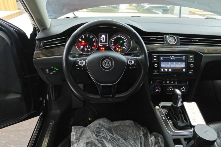 Used Volkswagen Magotan 2019 330TSI DSG Leading Model China VI Standard Steering Wheel