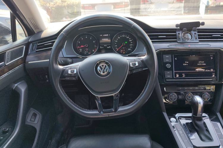 Used Volkswagen Magotan 2019 330TSI DSG Luxury Version China VI Standard Steering Wheel