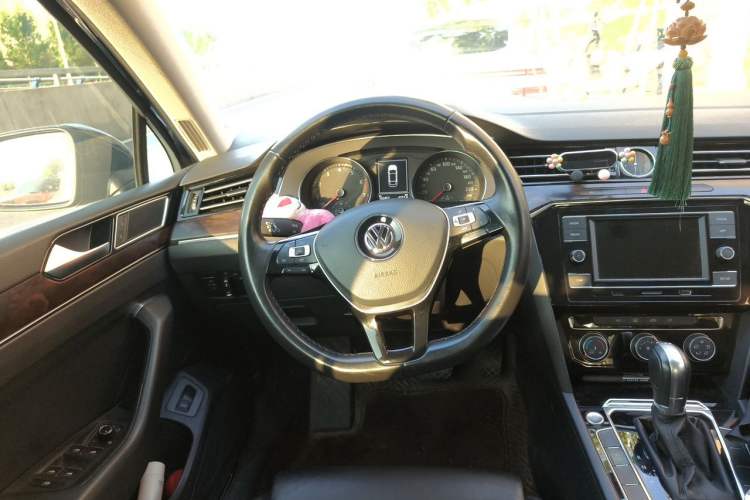 Used Volkswagen Magotan 2019 330TSI DSG Leading Model China VI Standard Steering Wheel