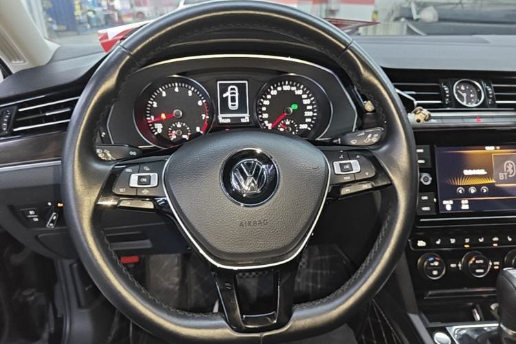 Used Volkswagen Magotan 2019 330TSI DSG Luxury Version China VI Standard Steering Wheel