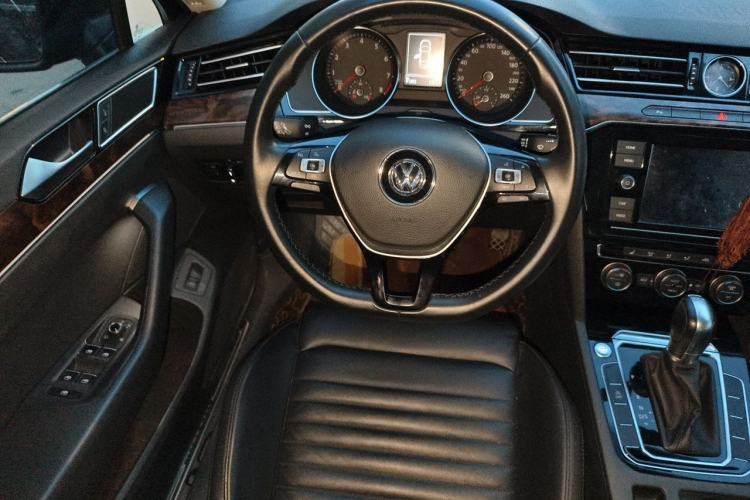 Used Volkswagen Magotan 2019 330TSI DSG Luxury Model China V Standard Steering Wheel