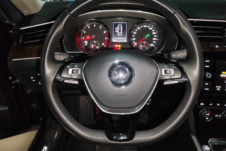 Used Volkswagen Magotan 2019 330TSI DSG Luxury Version China VI Standard Steering Wheel