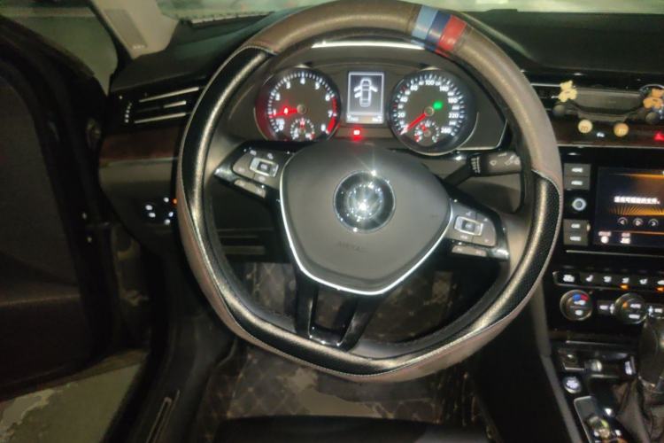 Used Volkswagen Magotan 2019 330TSI DSG Luxury Version China VI Standard Steering Wheel