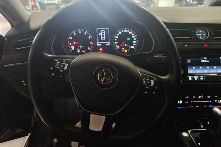 Used Volkswagen Magotan 2019 330TSI DSG Leading Model China VI Standard Steering Wheel