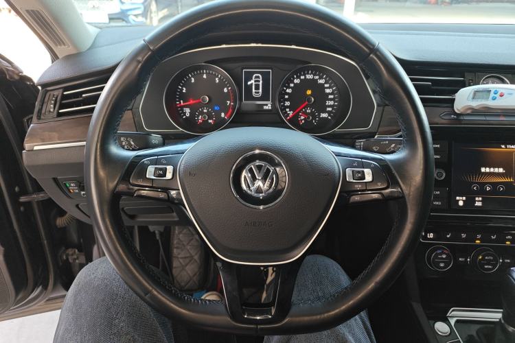 Used Volkswagen Magotan 2019 330TSI DSG Luxury Version China VI Standard Steering Wheel