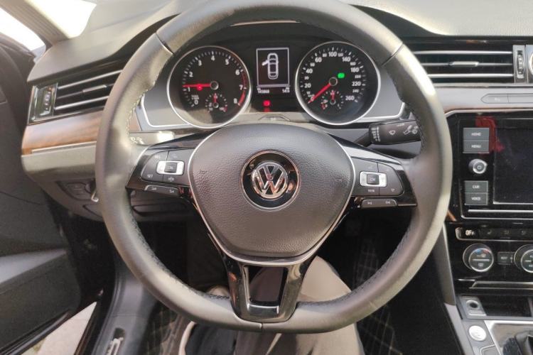 Used Volkswagen Magotan 2019 330TSI DSG Luxury Version China VI Standard Steering Wheel