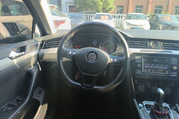 Used Volkswagen Magotan 2019 330TSI DSG Leading Edition China V Standard Steering Wheel