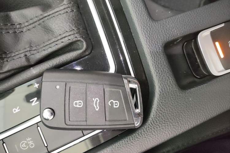 Used Volkswagen Magotan 2019 330TSI DSG Luxury Model China V Standard Vehicle Key