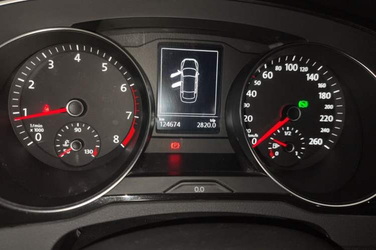 Used Volkswagen Magotan 2019 330TSI DSG Leading Edition China V Standard Odometer Close Up