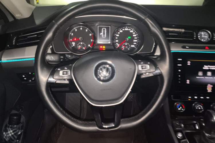 Used Volkswagen Magotan 2019 330TSI DSG Leading Edition China V Standard Steering Wheel