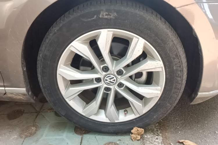 Used Volkswagen Magotan 2019 330TSI DSG Luxury Model China V Standard Right Front Wheel Hub