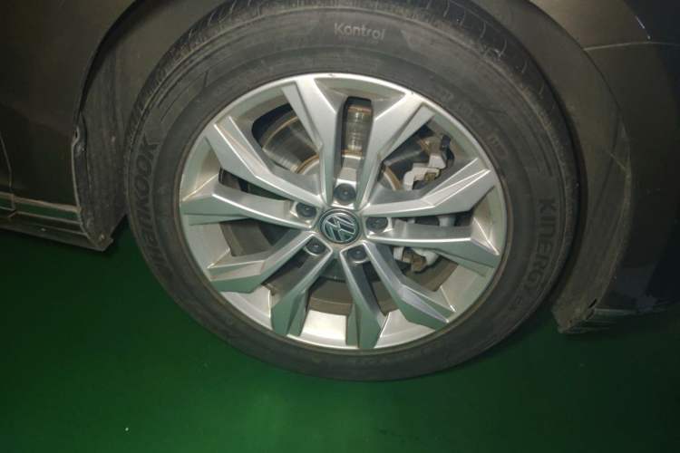 Used Volkswagen Magotan 2019 330TSI DSG Luxury Model China V Standard Right Front Wheel Hub
