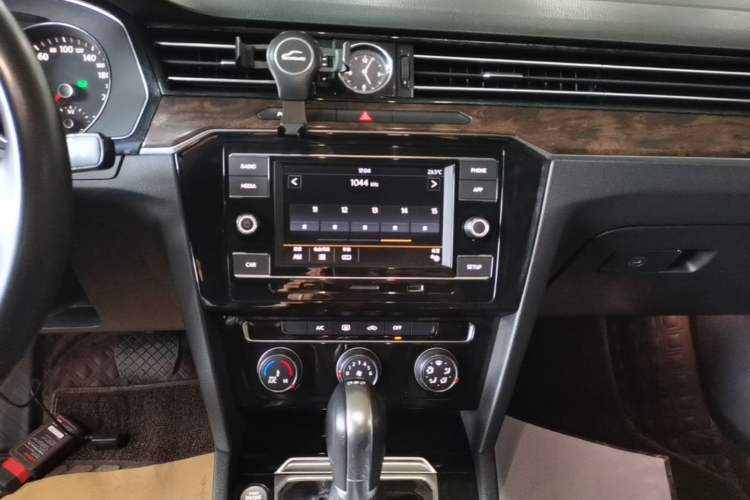 Used Volkswagen Magotan 2019 330TSI DSG Leading Model China VI Standard Audio And AC Panel