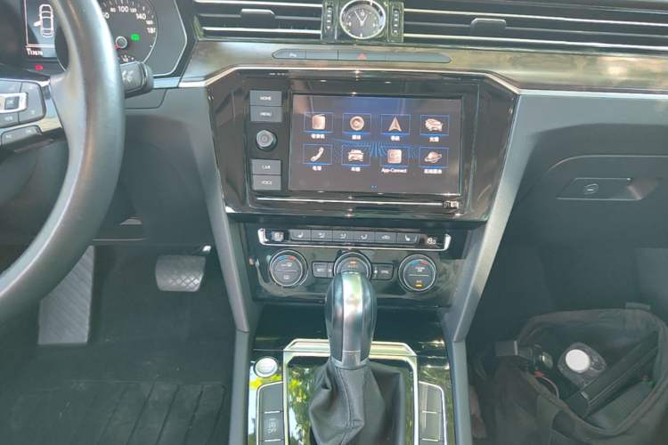 Used Volkswagen Magotan 2019 330TSI DSG Luxury Version China VI Standard Audio And AC Panel