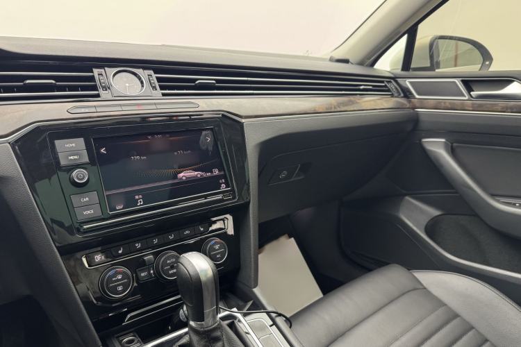 Used Volkswagen Magotan 2019 380TSI DSG Luxury Model China V Standard Audio And AC Panel