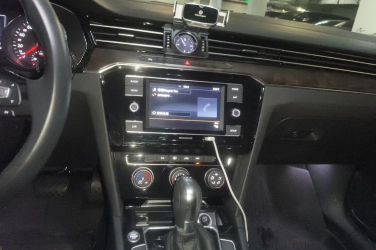 Used Volkswagen Magotan 2019 330TSI DSG Leading Model China VI Standard Audio And AC Panel