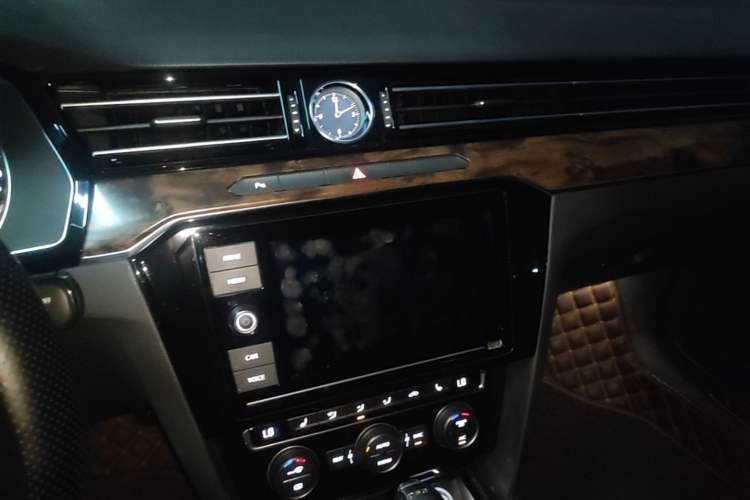 Used Volkswagen Magotan 2019 330TSI DSG Luxury Version China VI Standard Audio And AC Panel