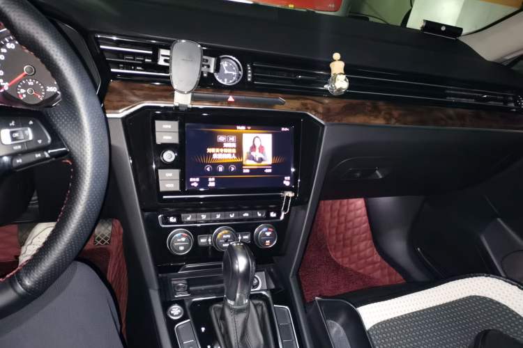 Used Volkswagen Magotan 2019 330TSI DSG Luxury Version China VI Standard Audio And AC Panel