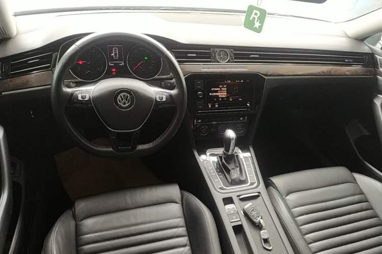 Used Volkswagen Magotan 2019 330TSI DSG Luxury Model China V Standard Center Console