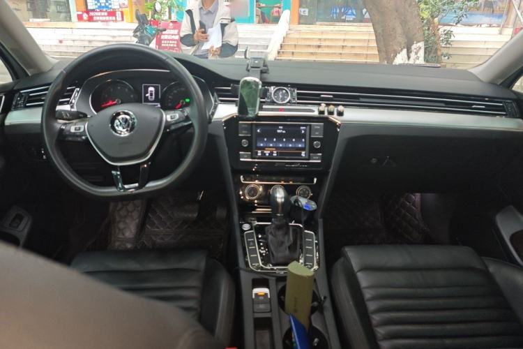 Used Volkswagen Magotan 2019 330TSI DSG Leading Model China VI Standard Center Console